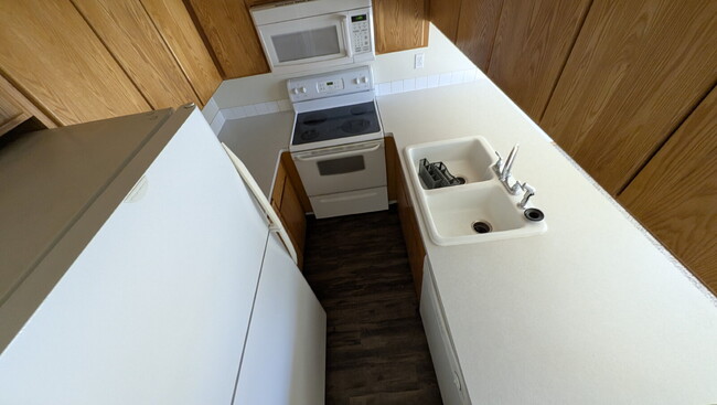 Building Photo - 4 bedroom 2.5 bath home