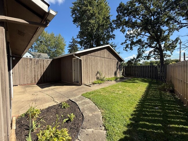 Building Photo - Sprague 472-474