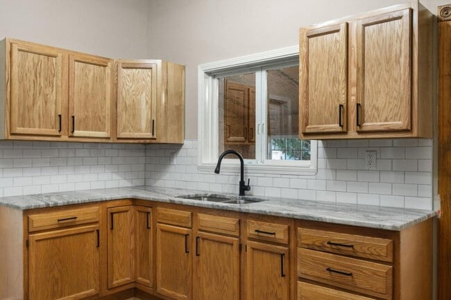 Building Photo - 1709 Ekin Ave