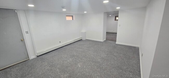 Building Photo - 51 Peconic St