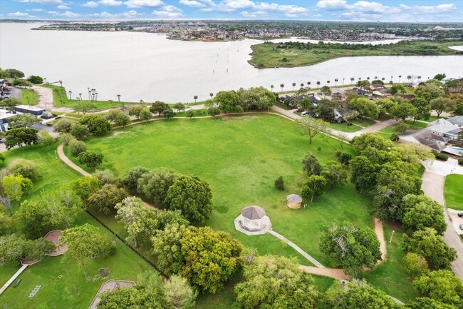 Building Photo - 1880 Saxony Ln