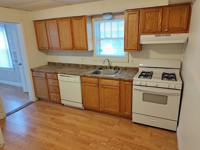 Building Photo - 1 Bedroom house in Overland!