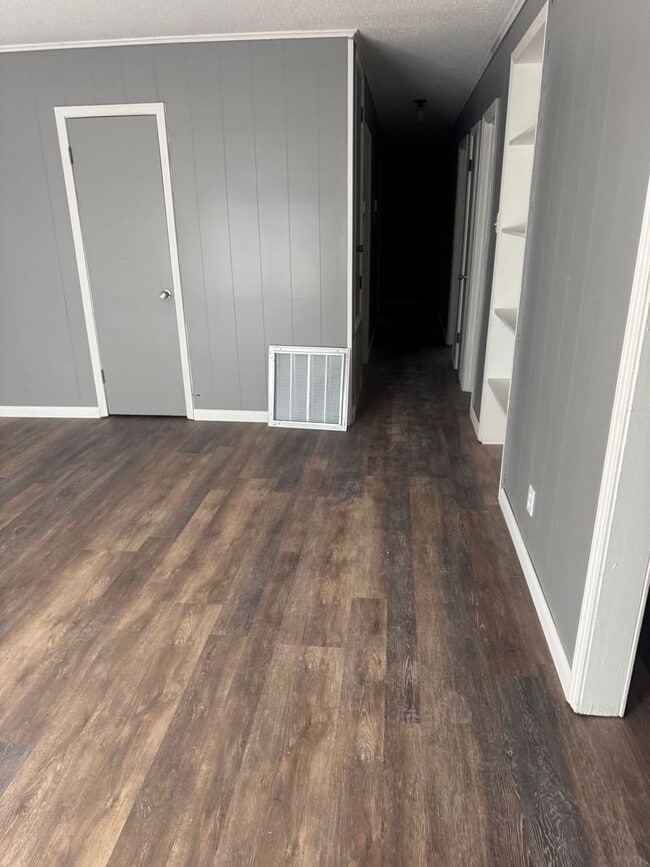 Building Photo - Completely Remodeled 3 Bed, 2 Bath Home in...