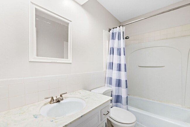 Building Photo - Spacious Overland Park 4 Bedroom Home - Av...