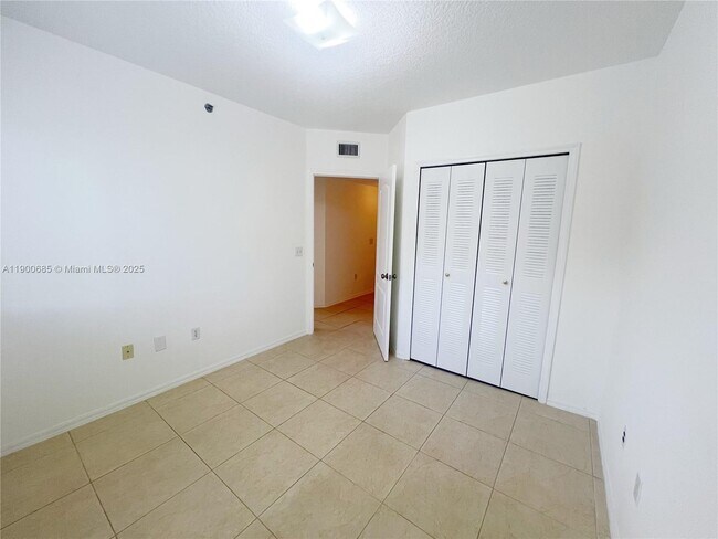 Building Photo - 9340 Fontainebleau Blvd