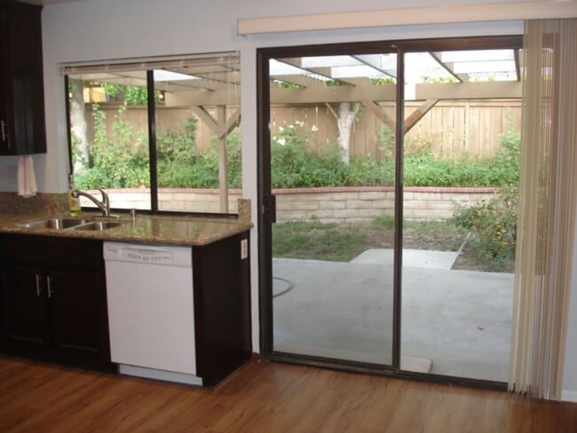 Building Photo - LEASE PENDING! 2 Bedroom Home in Valencia!