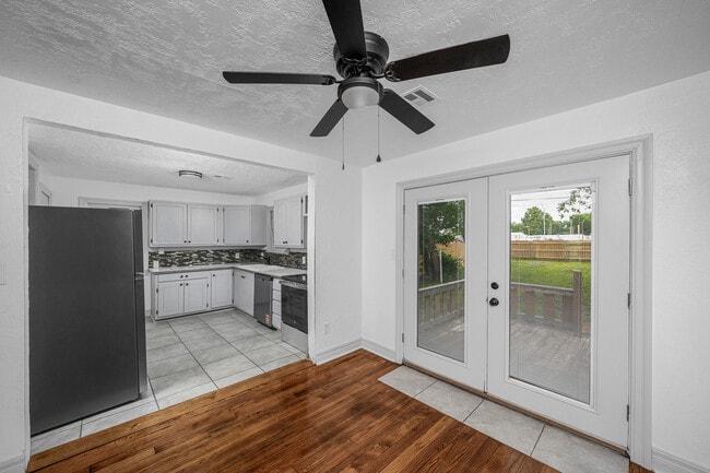 Building Photo - 1925 NW Oak Ave