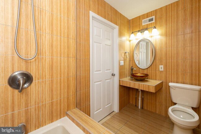 Building Photo - 724 E Locust Ave