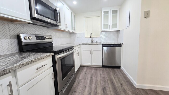 Building Photo - 3100 W Rolling Hills Cir
