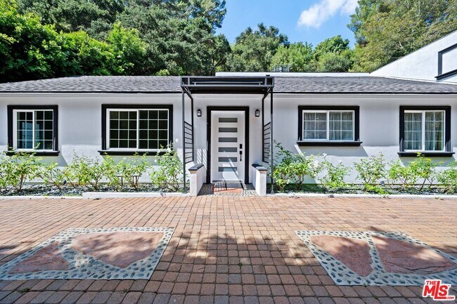 Building Photo - 2563 Hutton Dr