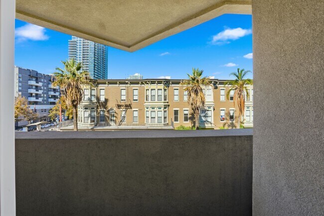 Building Photo - Beautifully upgraded 1 Bdrm, 1 Bath w/larg...