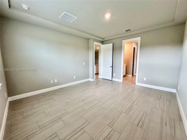Building Photo - 9035 Dahlia Cir