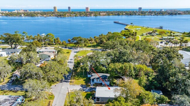 Building Photo - 121 12th St