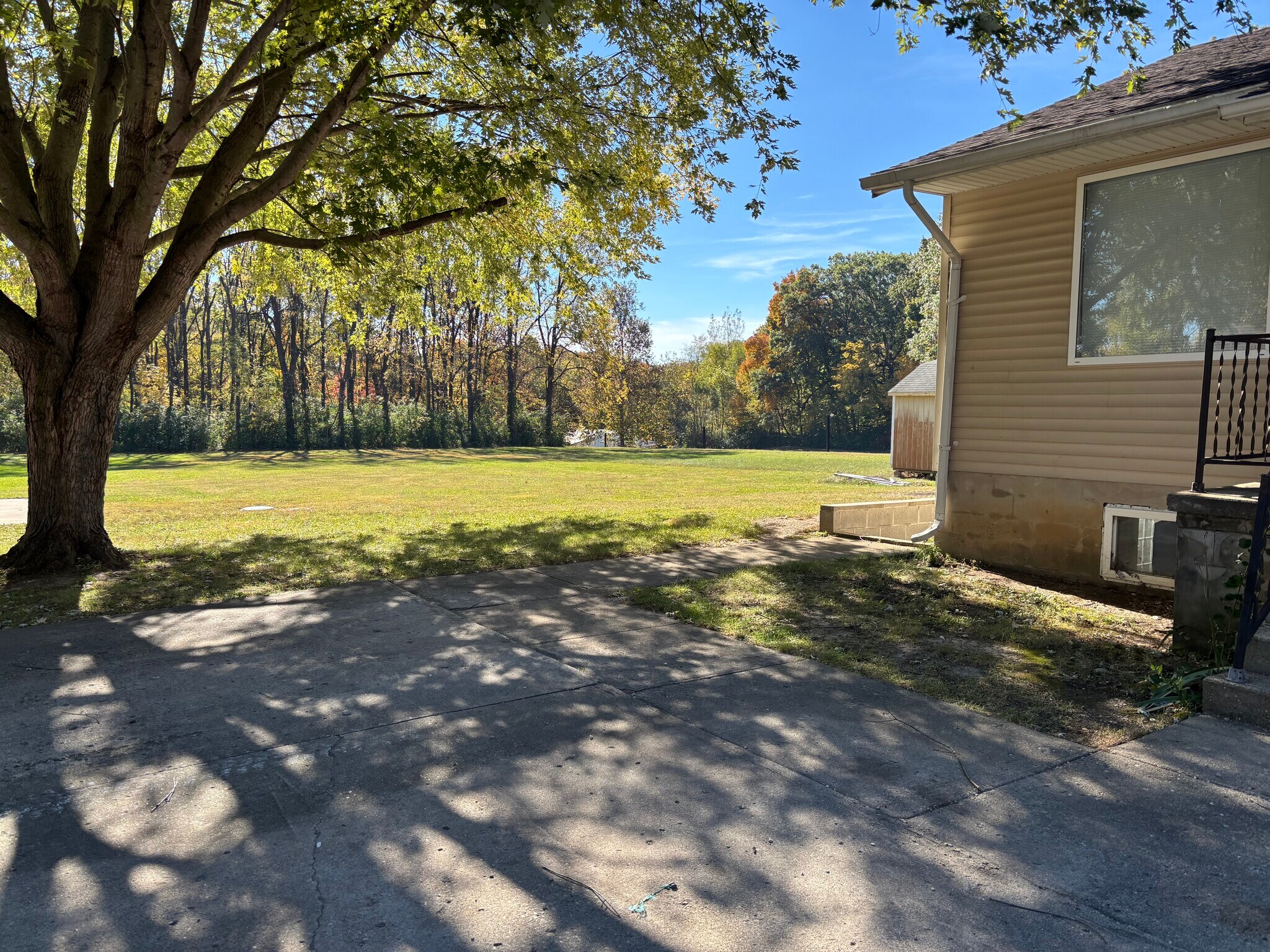 Building Photo - 4937 N River Rd