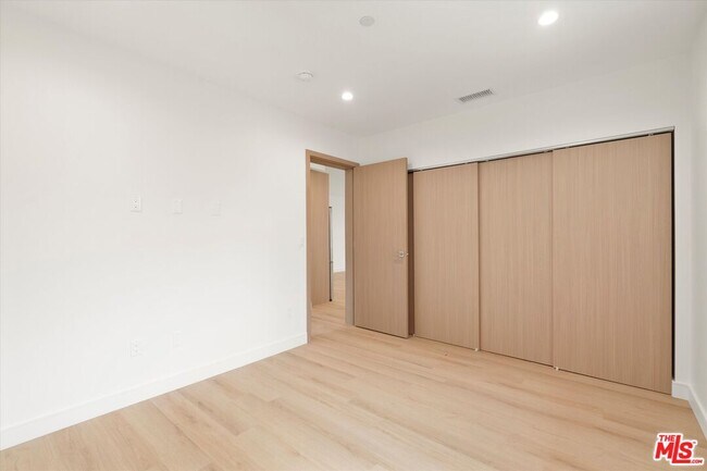 Building Photo - 11025 Blix St