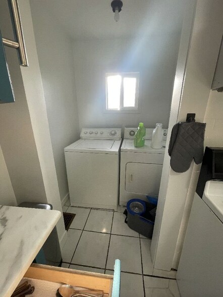 Building Photo - 1308 N Gladstone Ave