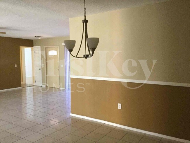 Building Photo - 8801 N Bermuda Dr