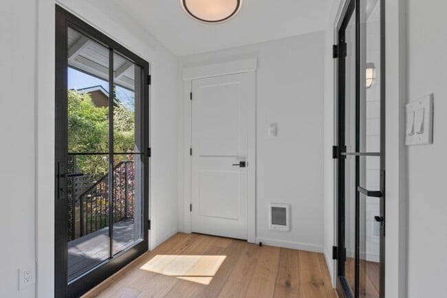Building Photo - 2Bd/1Ba Seattle Duplex