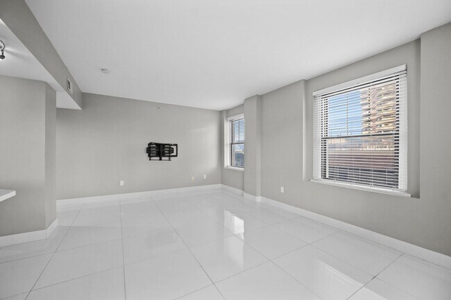 Building Photo - Beautiful Furnished 2-Bed, 2-Bath Condo in...