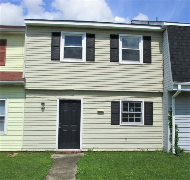Building Photo - 3005 Radcliffe Ln N