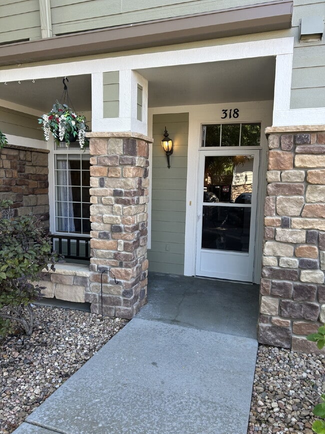 Building Photo - "Spacious 2-Bed, 2-Bath Condo Retreat in T...