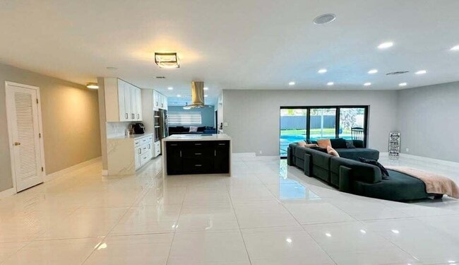 Building Photo - 7410 SW 15th St