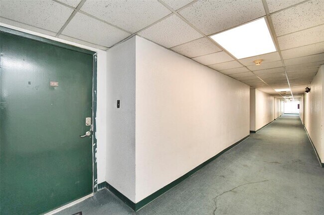 Building Photo - 2820 S Bartell Dr