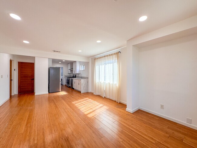 Building Photo - 958 Camulos St