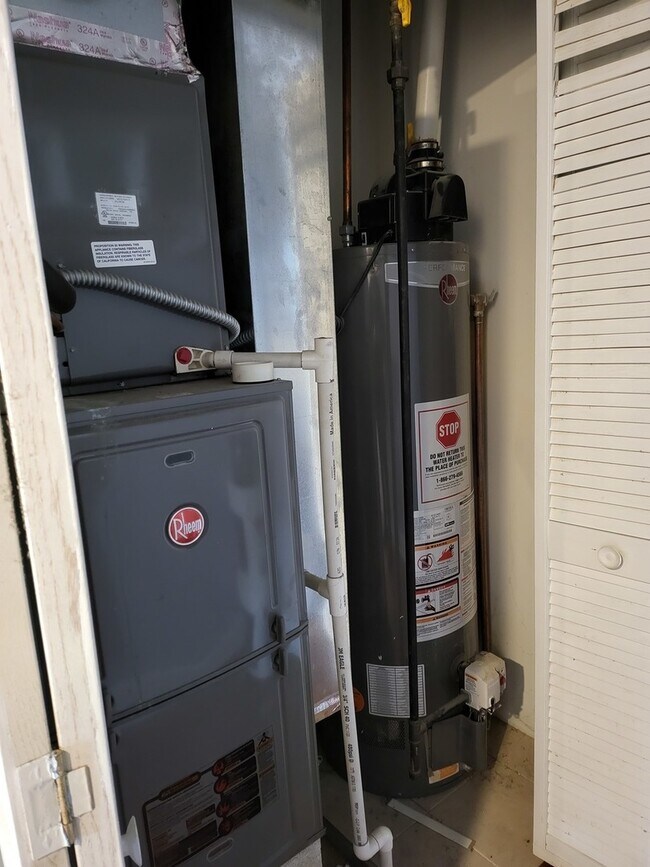 Building Photo - 3436 S Western Ave