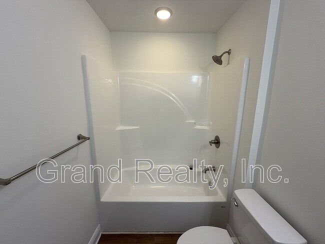 Building Photo - 5098 Bruner St