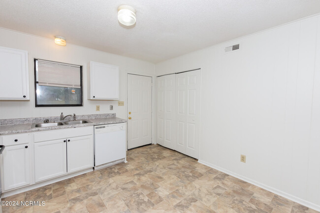 Building Photo - 104 Ravenwood Dr