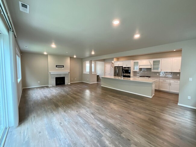 Building Photo - Beautiful and Modern 4-Bedroom Home with S...