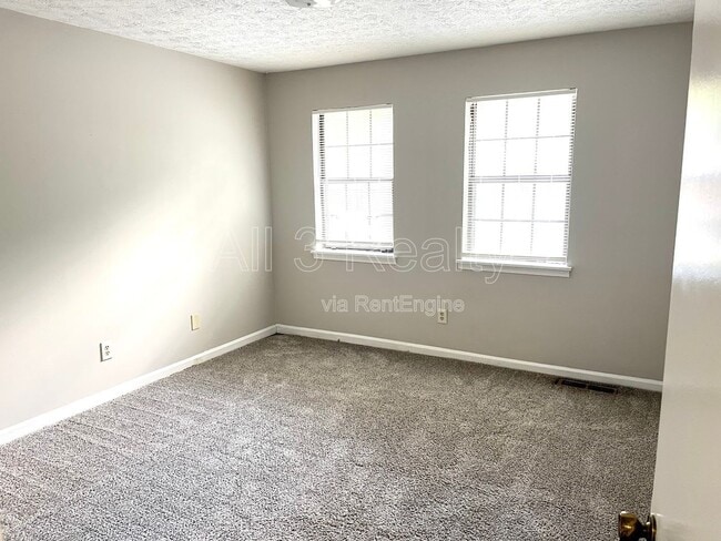 Building Photo - 120 Meadowbrook Ct