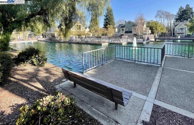 Building Photo - 140 Reflections Dr