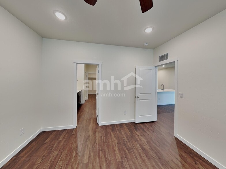 Building Photo - 1565 N Barkvine Ave