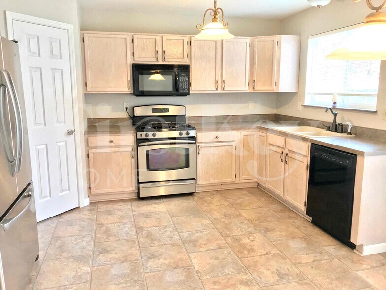 Building Photo - 9 Kingsmont Ct