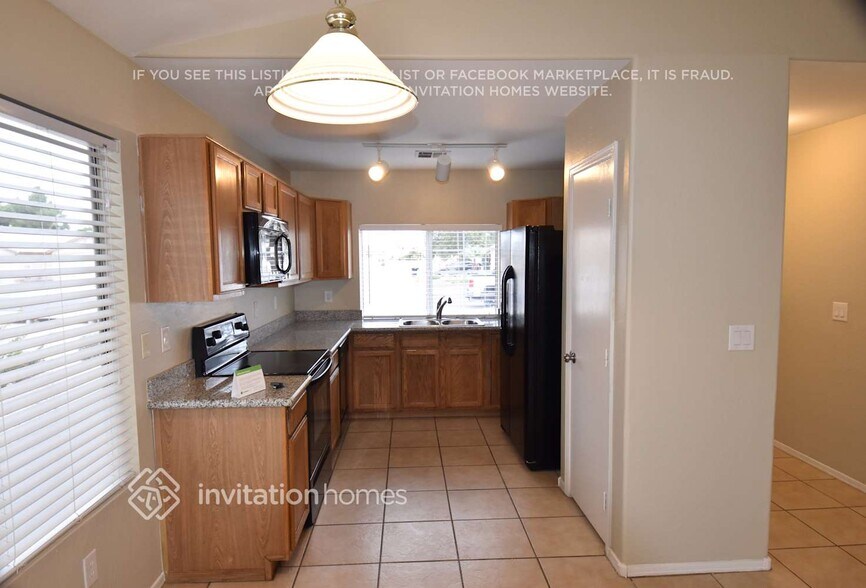 Building Photo - 907 E Morelos St