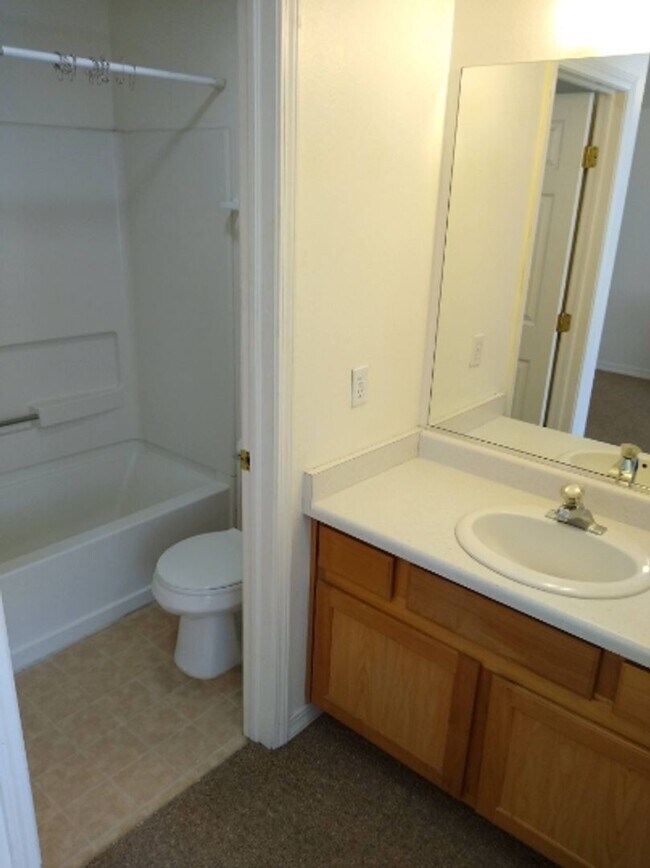 Building Photo - Cozy Student Housing! Private Rooms Available with Private Bathroom!