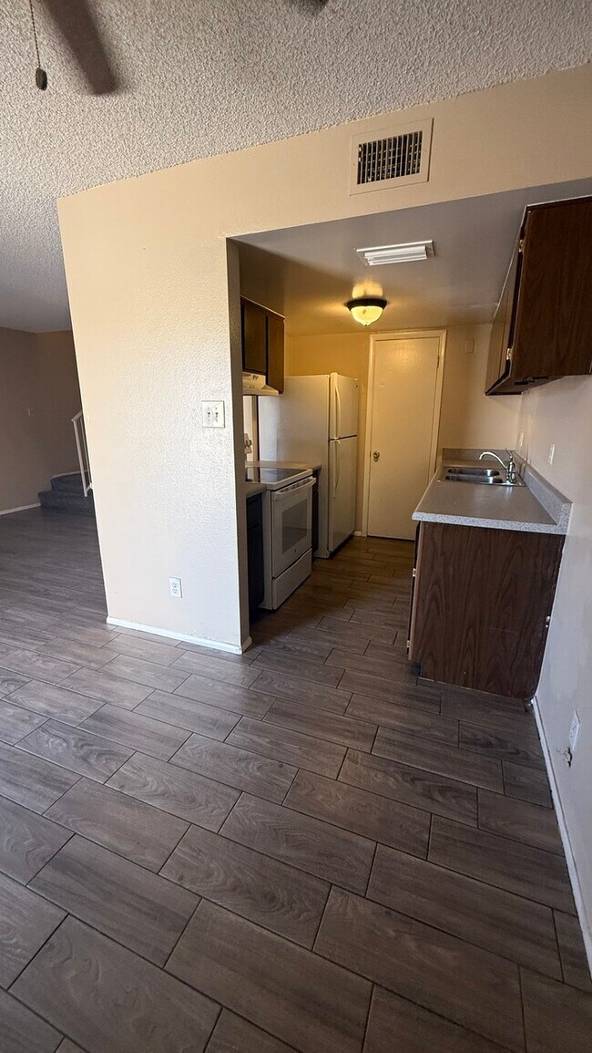 Building Photo - Villas West Two Bedroom Townhome