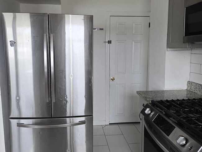 Building Photo - House for rent 4 bedroom and 2 complete bathroom, finished basement with kitchen, bathroom, parki...