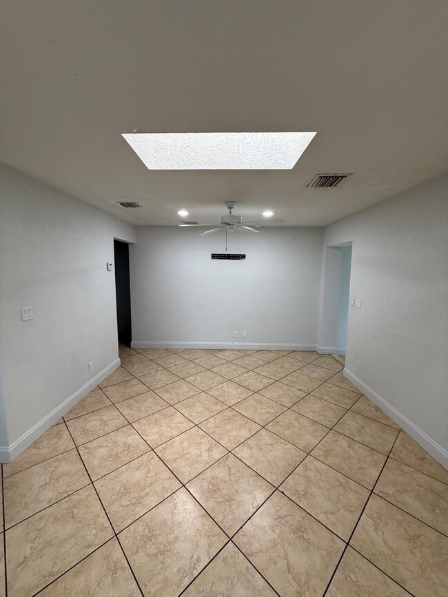 Building Photo - 741 Roseland Dr