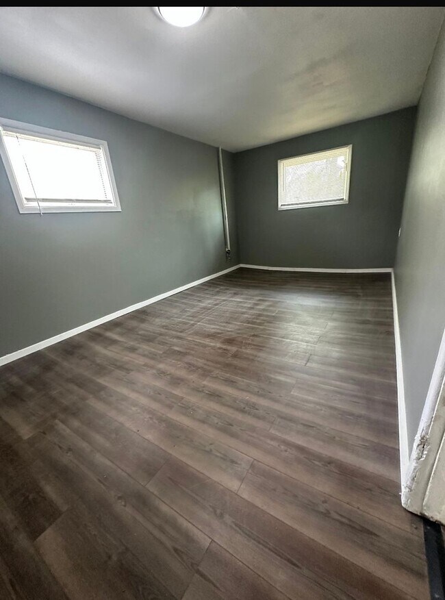 Building Photo - This is a 4 bedroom 1 Full bathroom house which has a spacious living room, dining room and full ...