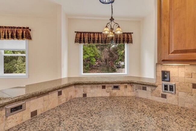 Building Photo - Beautiful and Spacious 4Bd 3.5Bath Home in...