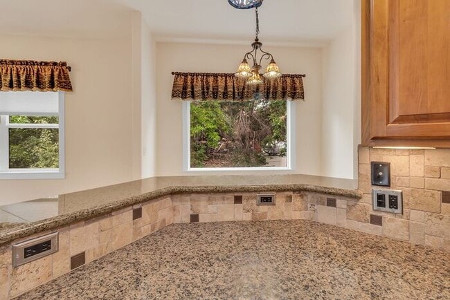 Building Photo - Beautiful & Spacious 4Bd 3.5Bath Home w/An...
