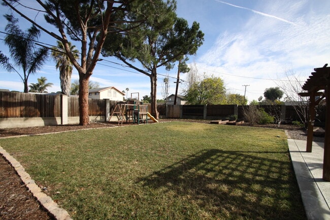 Building Photo - 655 E Avenida De Los Arboles