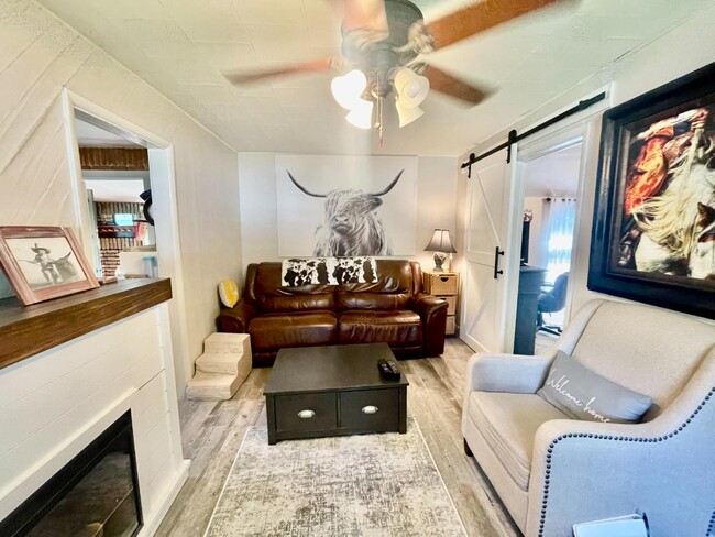 Building Photo - 223 Hemlock Dr