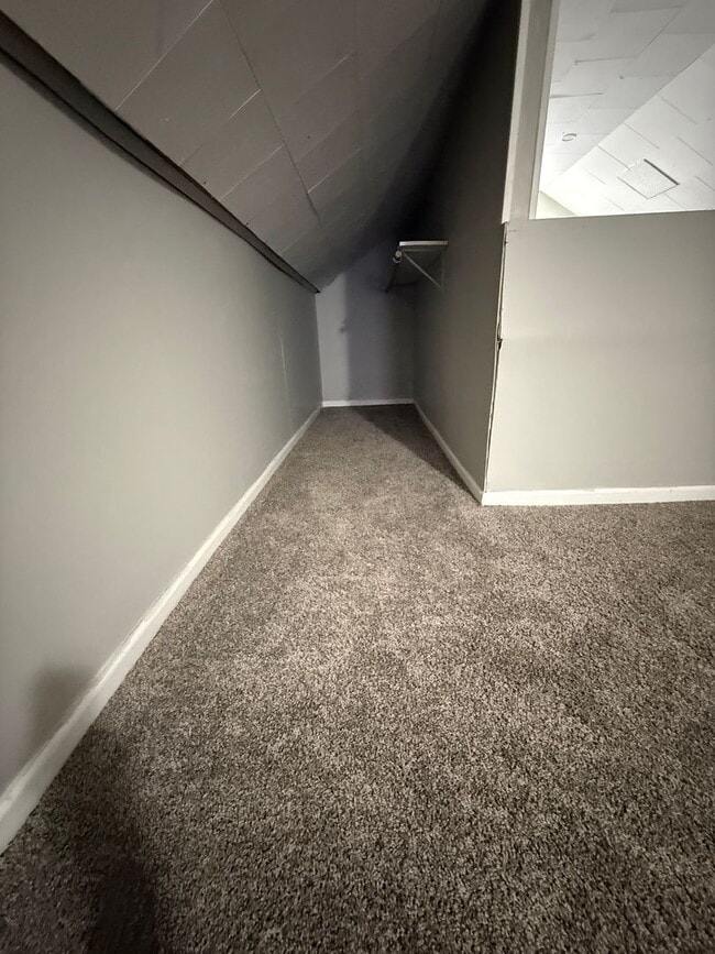 Building Photo - 3B / 1B home with over 1200 square feet!