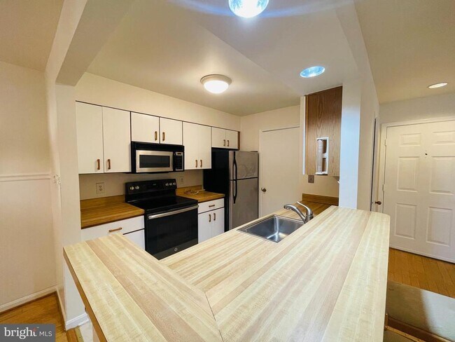 Building Photo - 7715 Lafayette Forest Dr