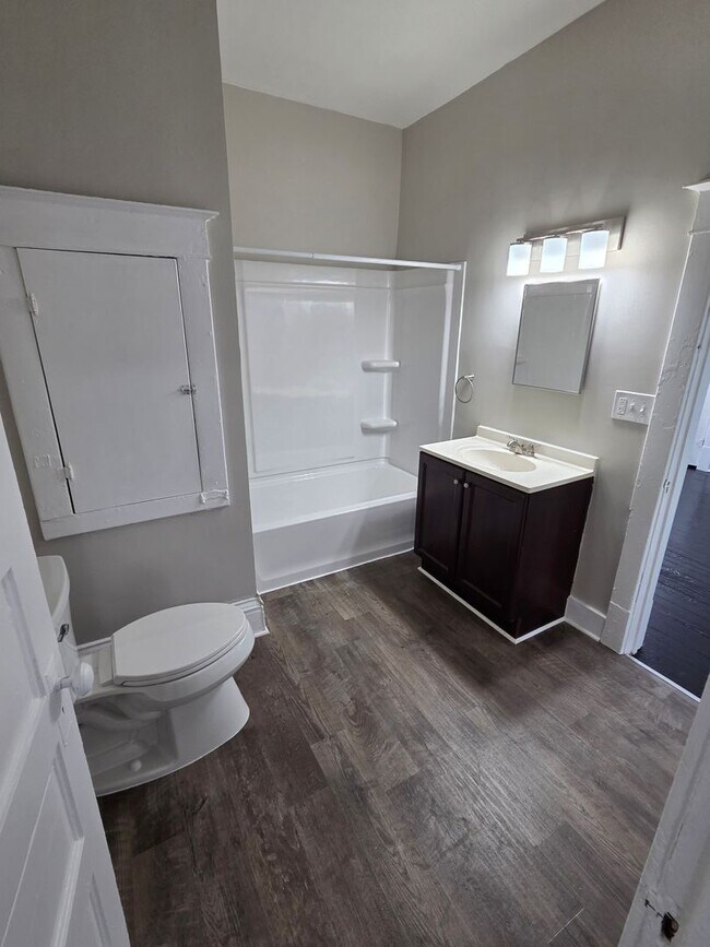 Building Photo - 2 bedroom, 1 bath house