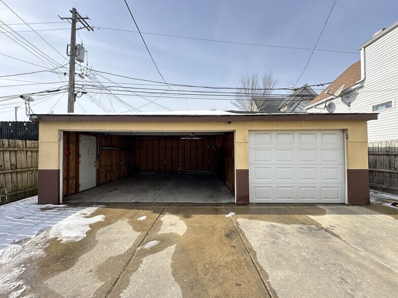 Building Photo - 2020 N Hamlin Ave